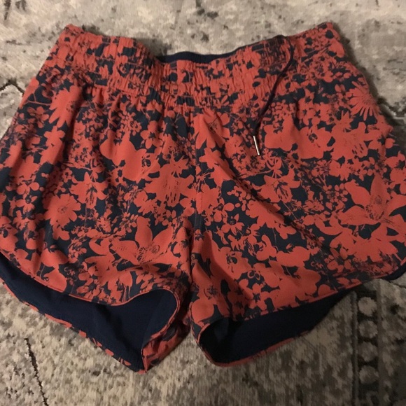 REVERSIBLE (✌️in 1) Lululemon shorts - Picture 5 of 7